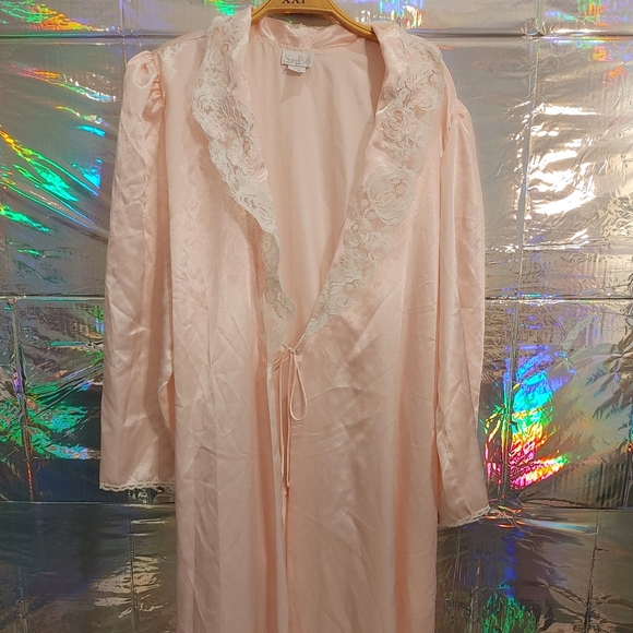 Vintage Sara Beth silky Robe with lace details - Picture 2 of 8